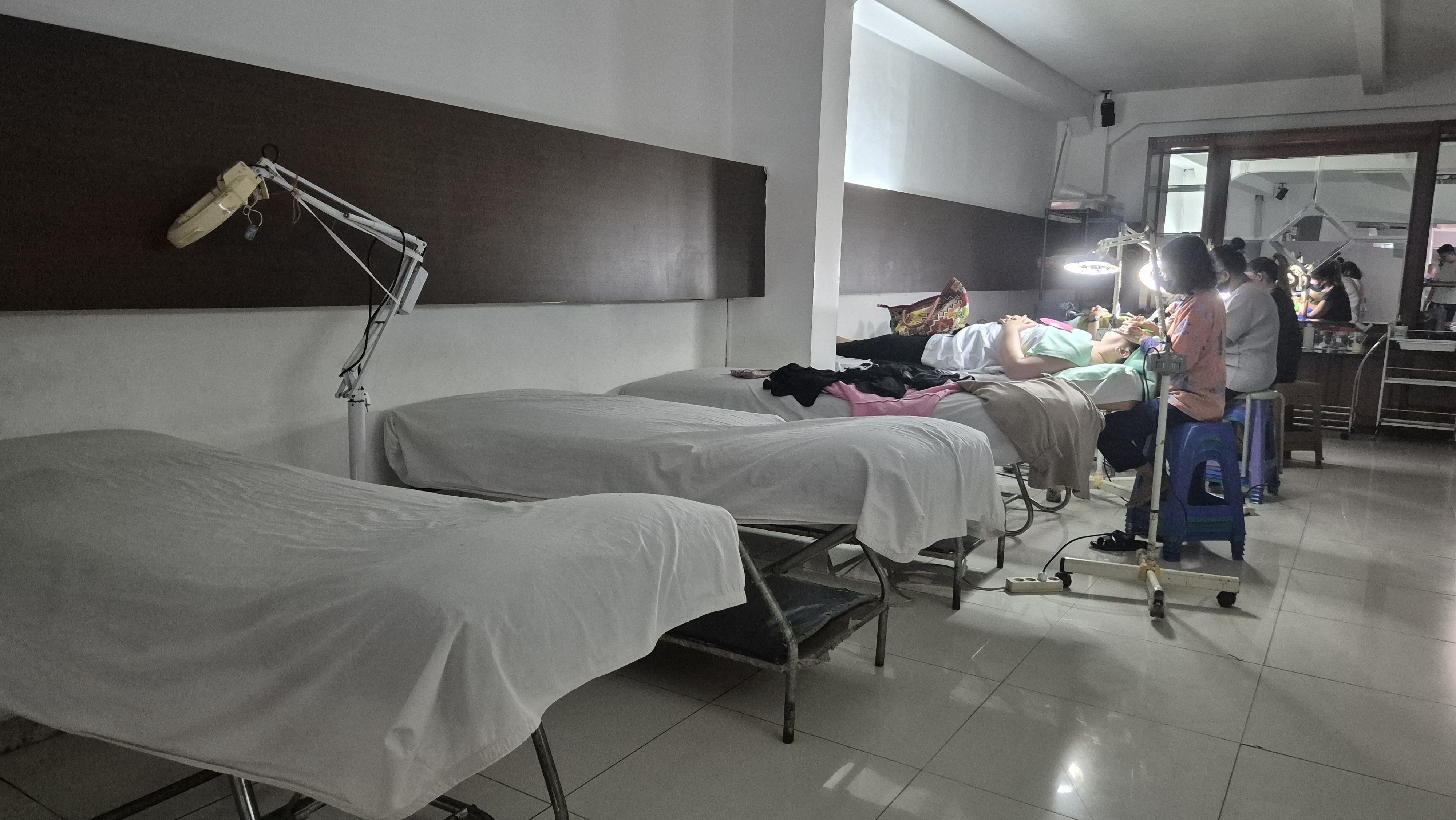 Facial treatment room with beds